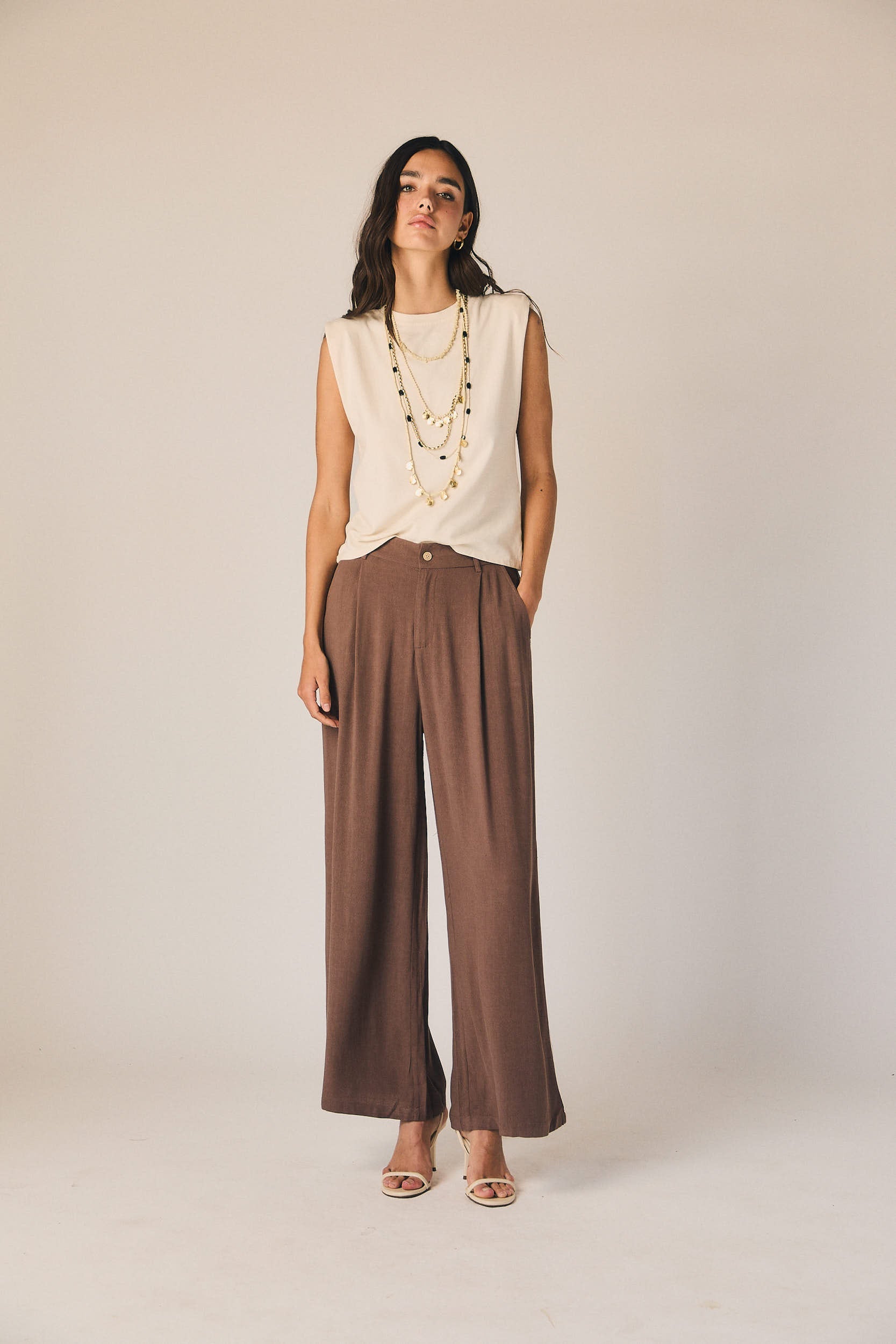 Pantalón pinzas fluido marrón