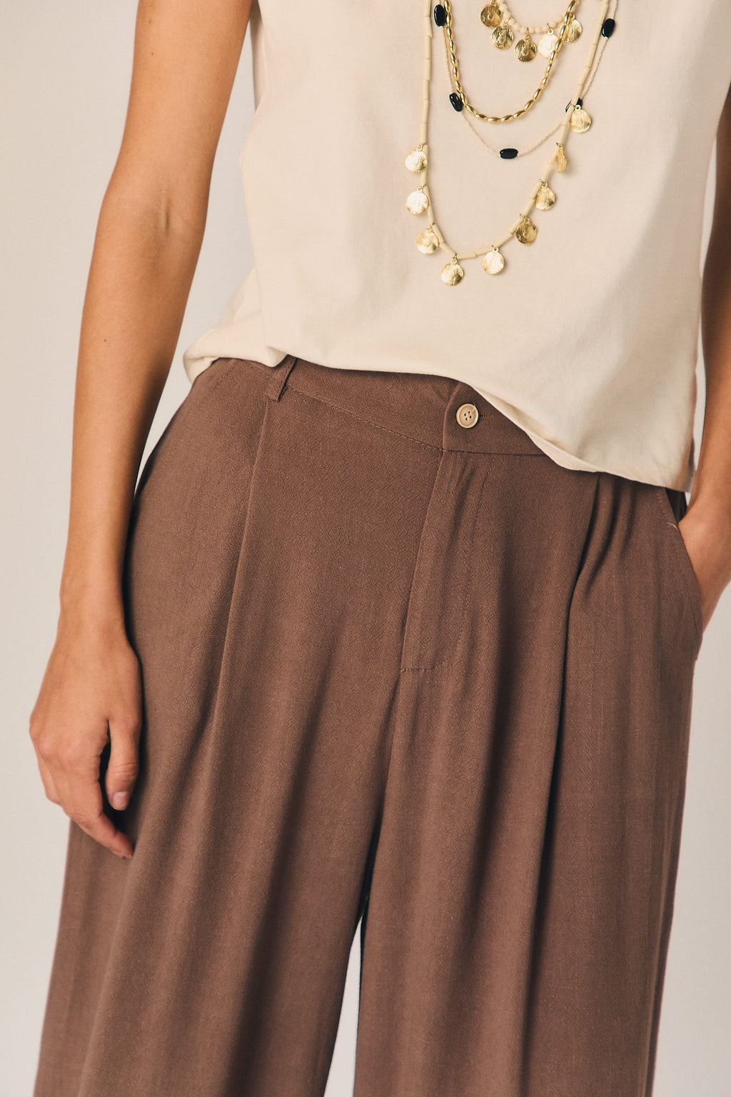 Pantalón pinzas fluido marrón