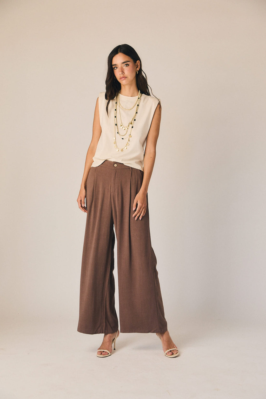Pantalón pinzas fluido marrón