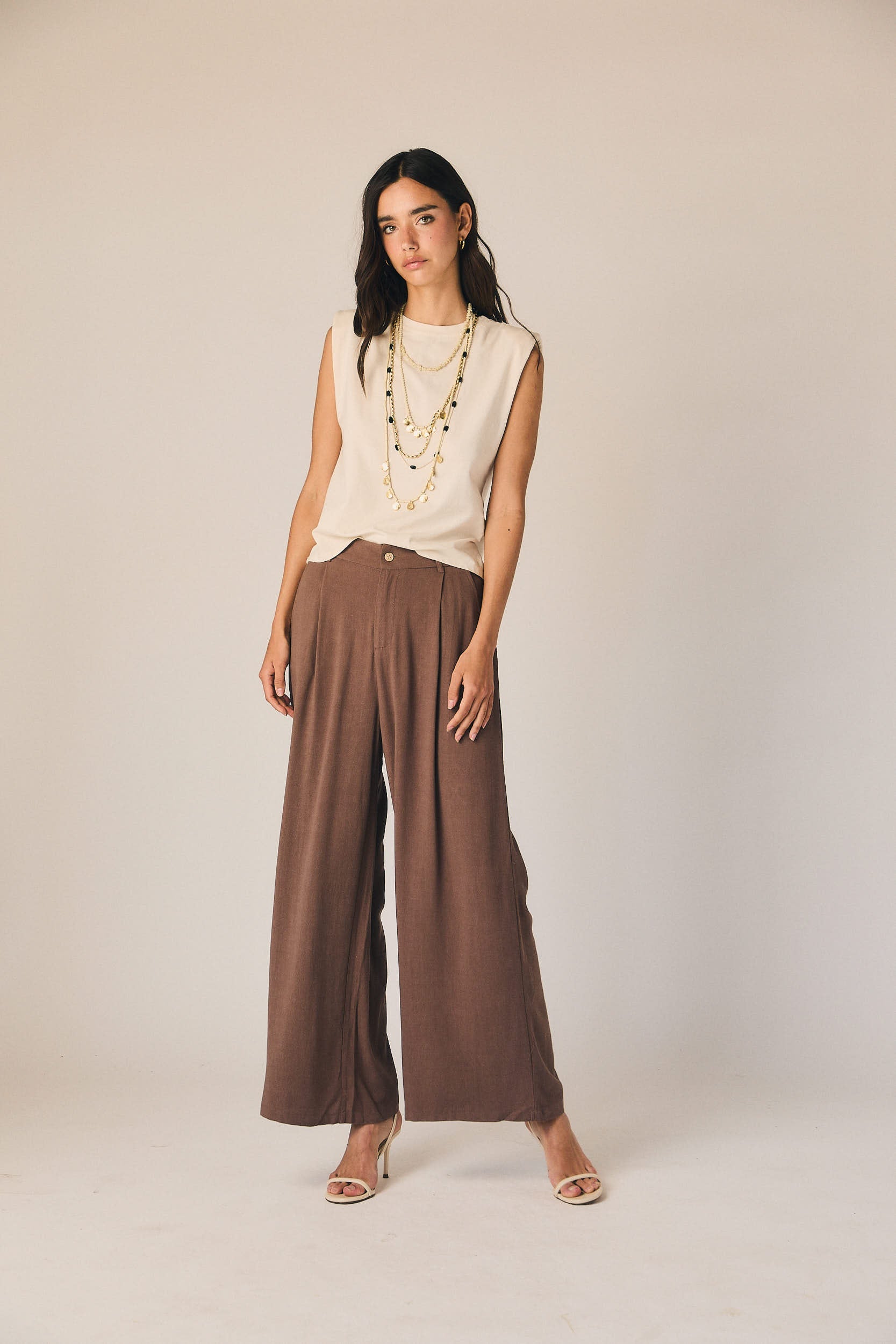 Pantalón pinzas fluido marrón