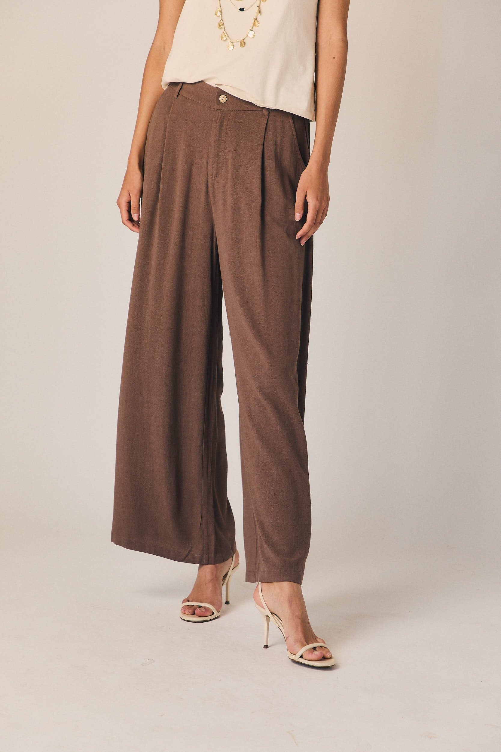 Pantalón pinzas fluido marrón