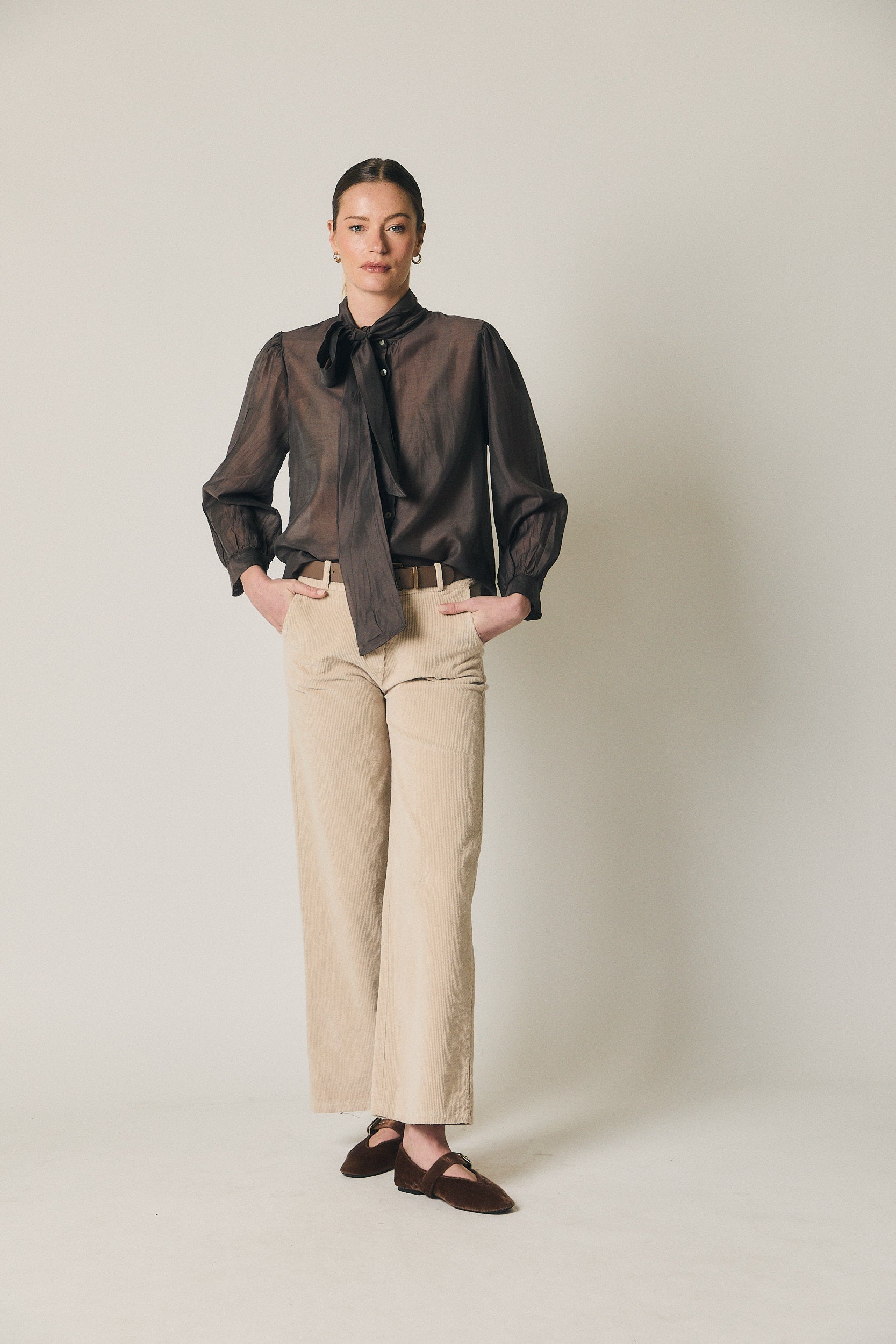 Pantalón recto pana cinturón beige