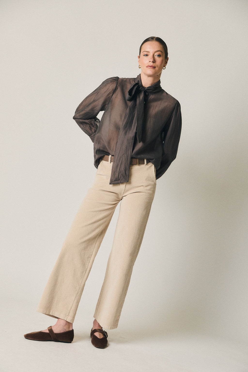 Pantalón recto pana cinturón beige