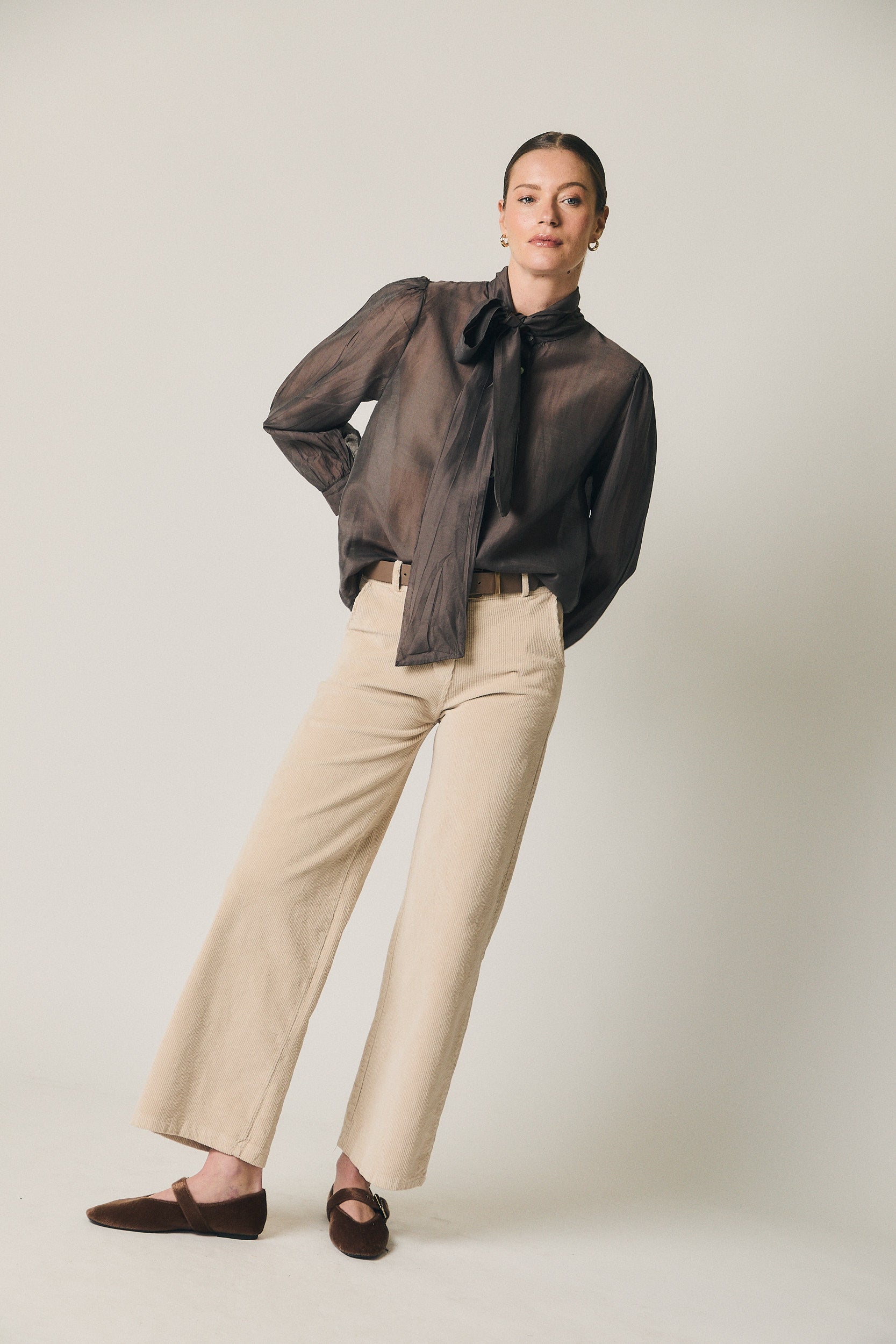 Pantalón recto pana cinturón beige
