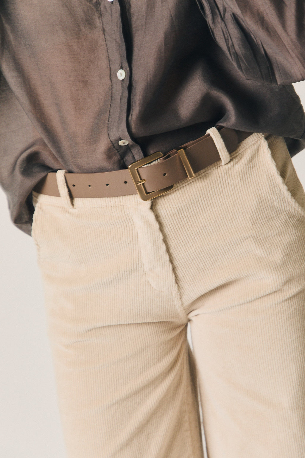 Pantalón recto pana cinturón beige