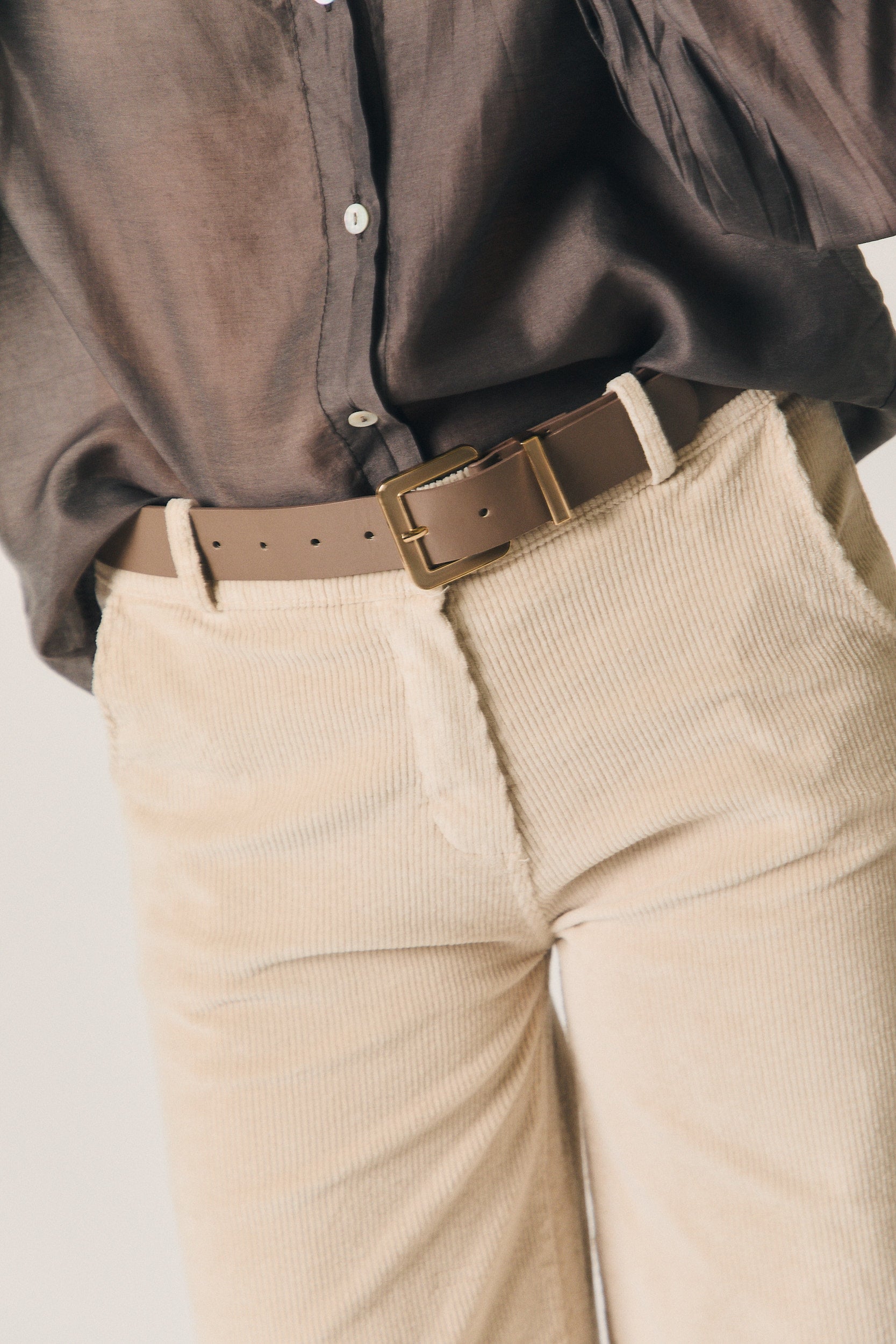 Pantalón recto pana cinturón beige