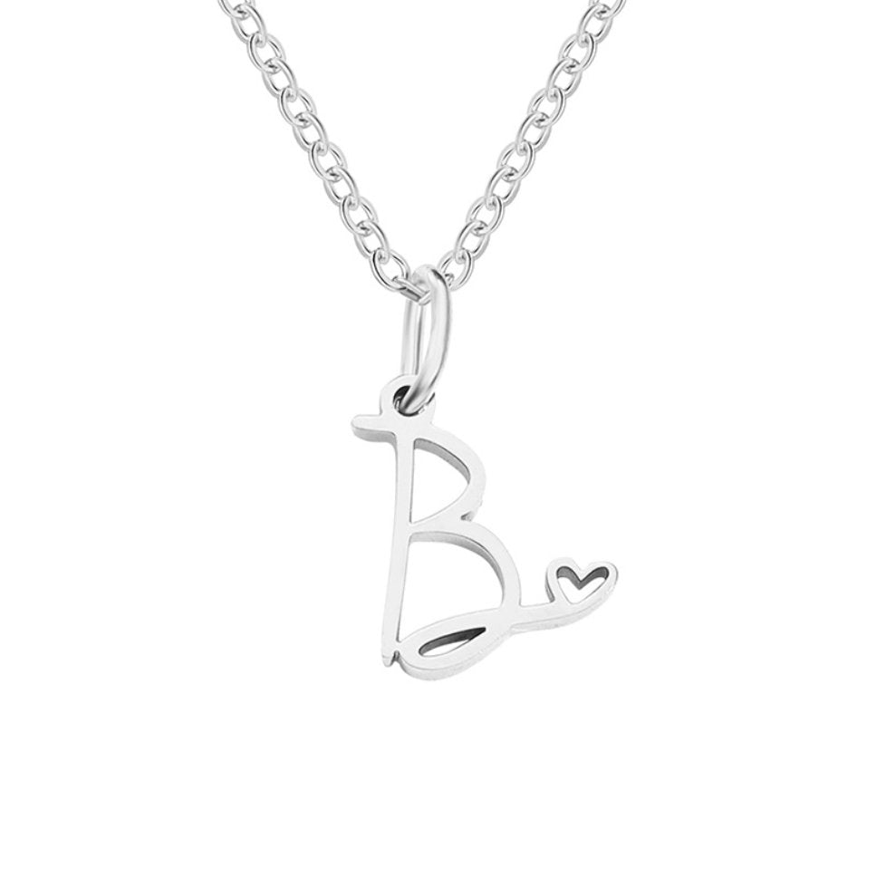 Collar con corazón de letras plateadas