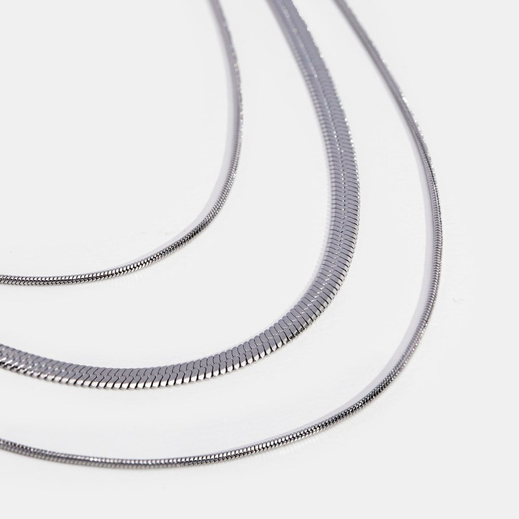 Collar de cadena plateada de múltiples capas