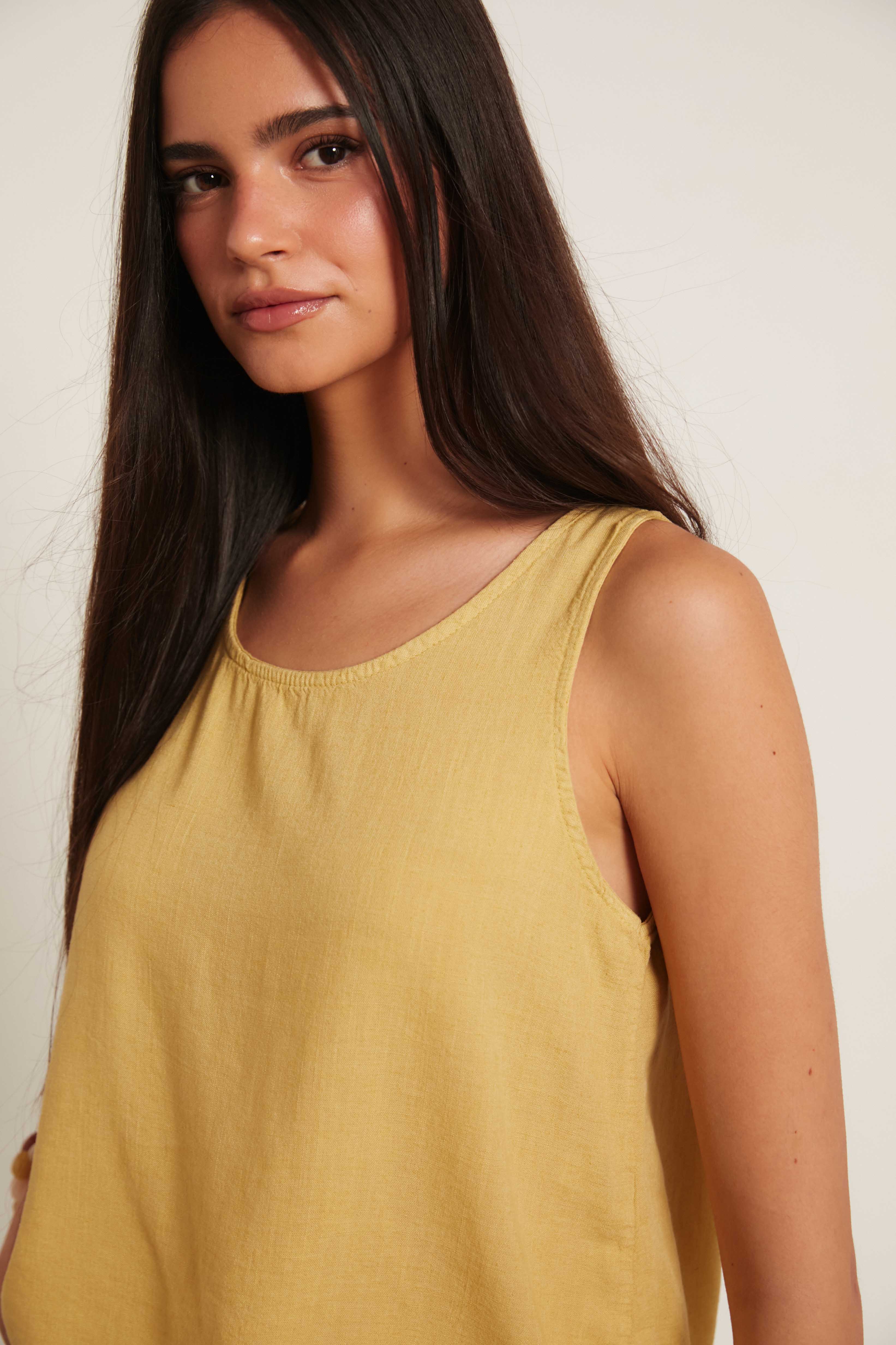 Top lino puntilla amarillo
