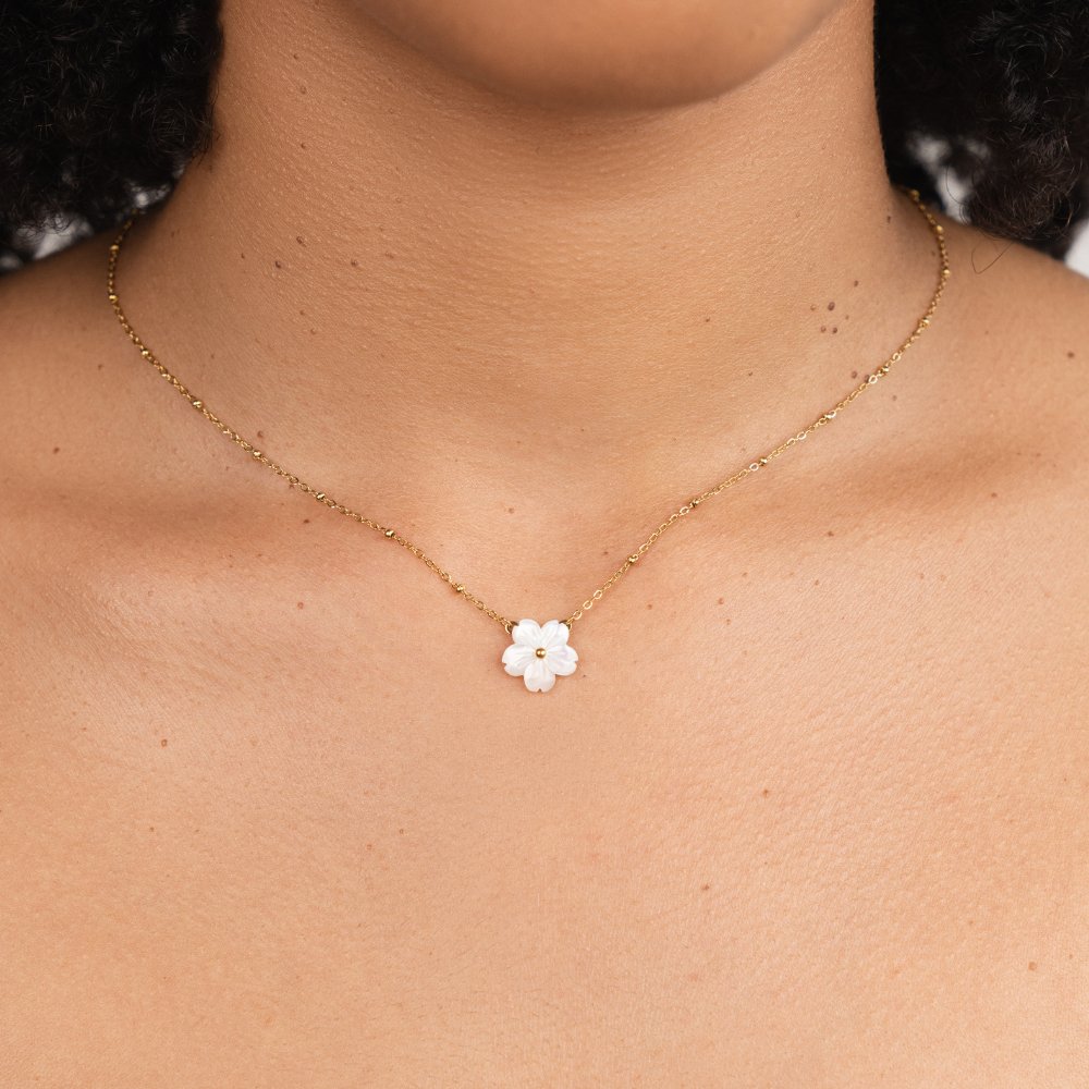 Collar de flores blancas