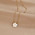 Collar de flores blancas