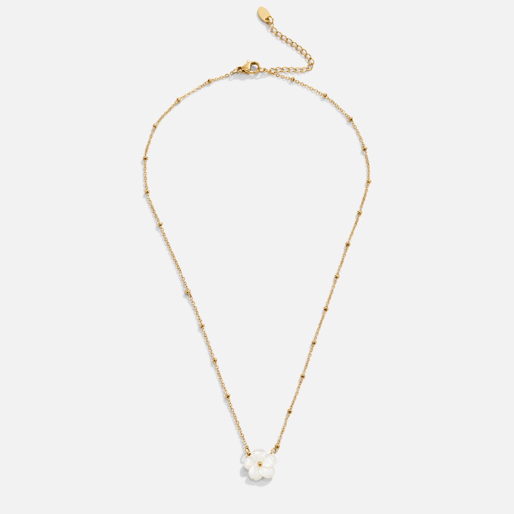Collar de flores blancas