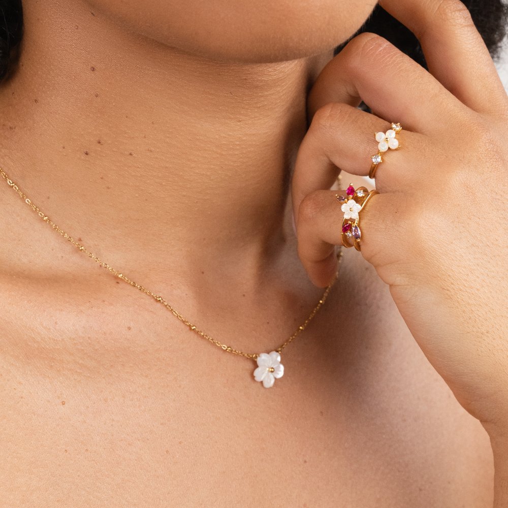 Collar de flores blancas